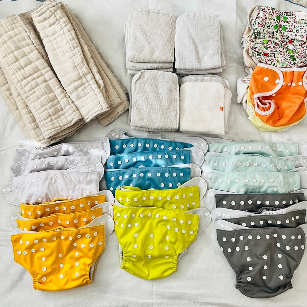 Large bundle of cloth diapers and inserts💕